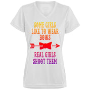 Bazı kızlar fiyonk takmayı sever. Emici Tişört - plusminusco.com
