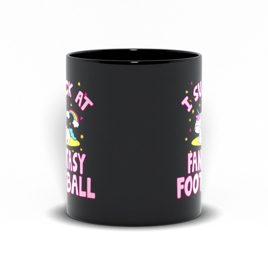 Aš čiulpiu juodus „Fantasy Football“ puodelius, futbolo puodelį, „Fantasy Football“ keramikinį puodelį, „Fantasy Football“ puodelį, „Fantasy League“ kavos puodelį – plusminusco.com