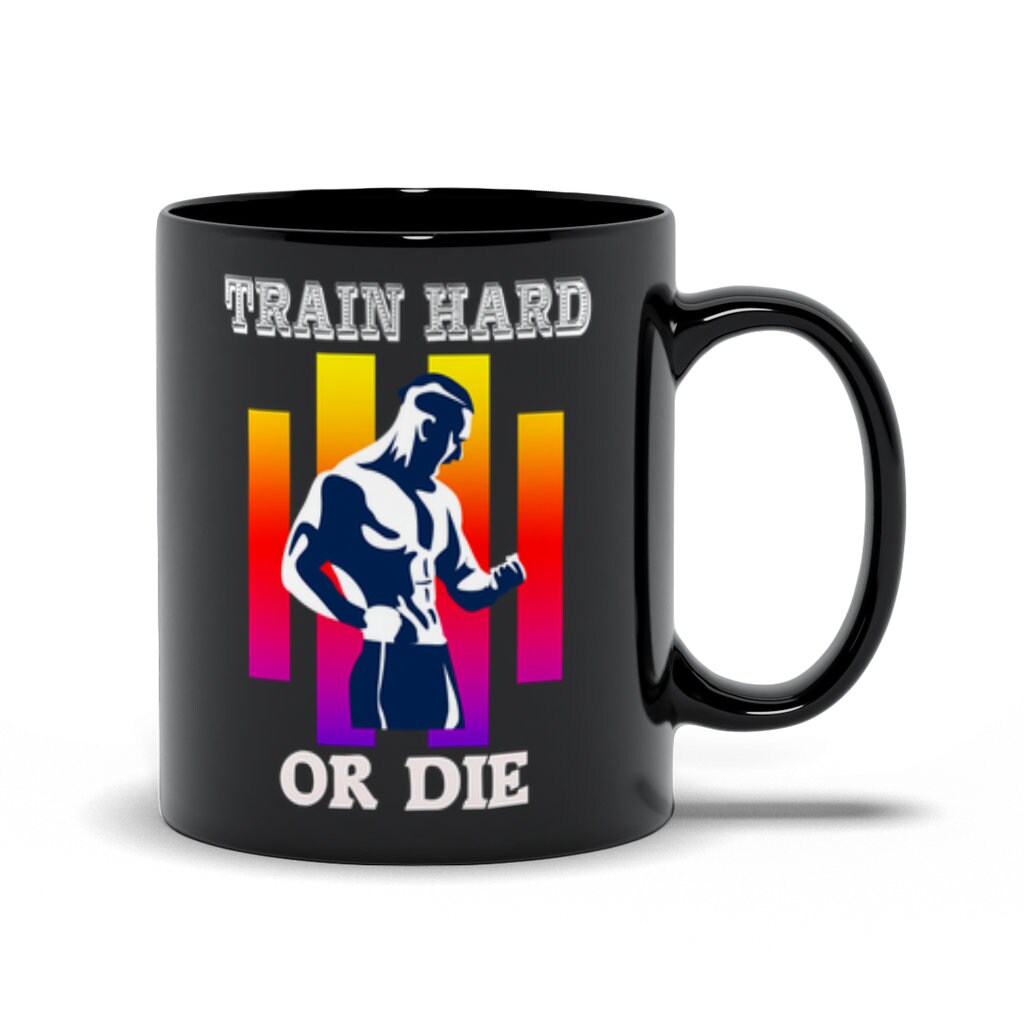 Train Hard Or Die juodi puodeliai, vyrų svorio kilnojimas, atletiškumas, treniruotės treniruoklių salėje, kūno rengybos sportas – plusminusco.com