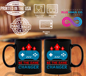 „Be The Game Changer“ juodi puodeliai, žaidimų keitiklis, unikali keraminio puodelio dovana, įkvepianti žaidėjo dovana, motyvuojantis vaizdo žaidimų puodelis – plusminusco.com