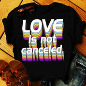 Camisetas Love Is Not Canceled, camisa de quarentena para namorados, camisa para dia dos namorados, ideia de presente para o dia das mães, presentes para namorados - plusminusco.com