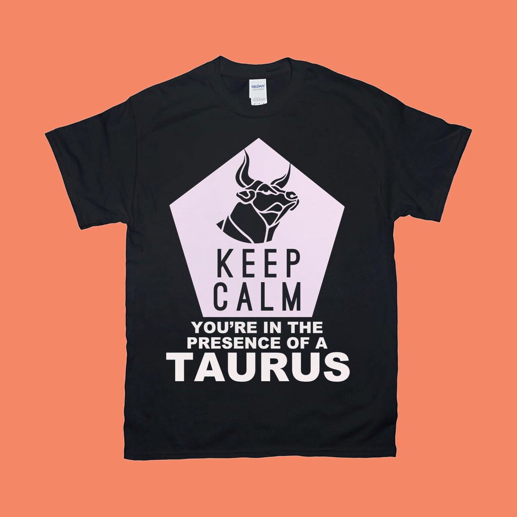 Camisetas Mantenha a calma, você está na presença de um Taurus, camiseta gráfica retrô Taurus, camiseta do Zodíaco, presente do Zodíaco, presente de Touro, horóscopo - plusminusco.com