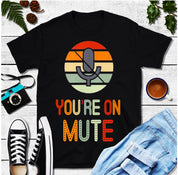 You're On Mute T-Shirts,Vintage Retro You're on mute,Πουκάμισο βιντεοκλήσεων,Πουκάμισο εργασίας από το σπίτι, αστείο πουκάμισο, πουκάμισο για τηλεδιάσκεψη - plusminusco.com