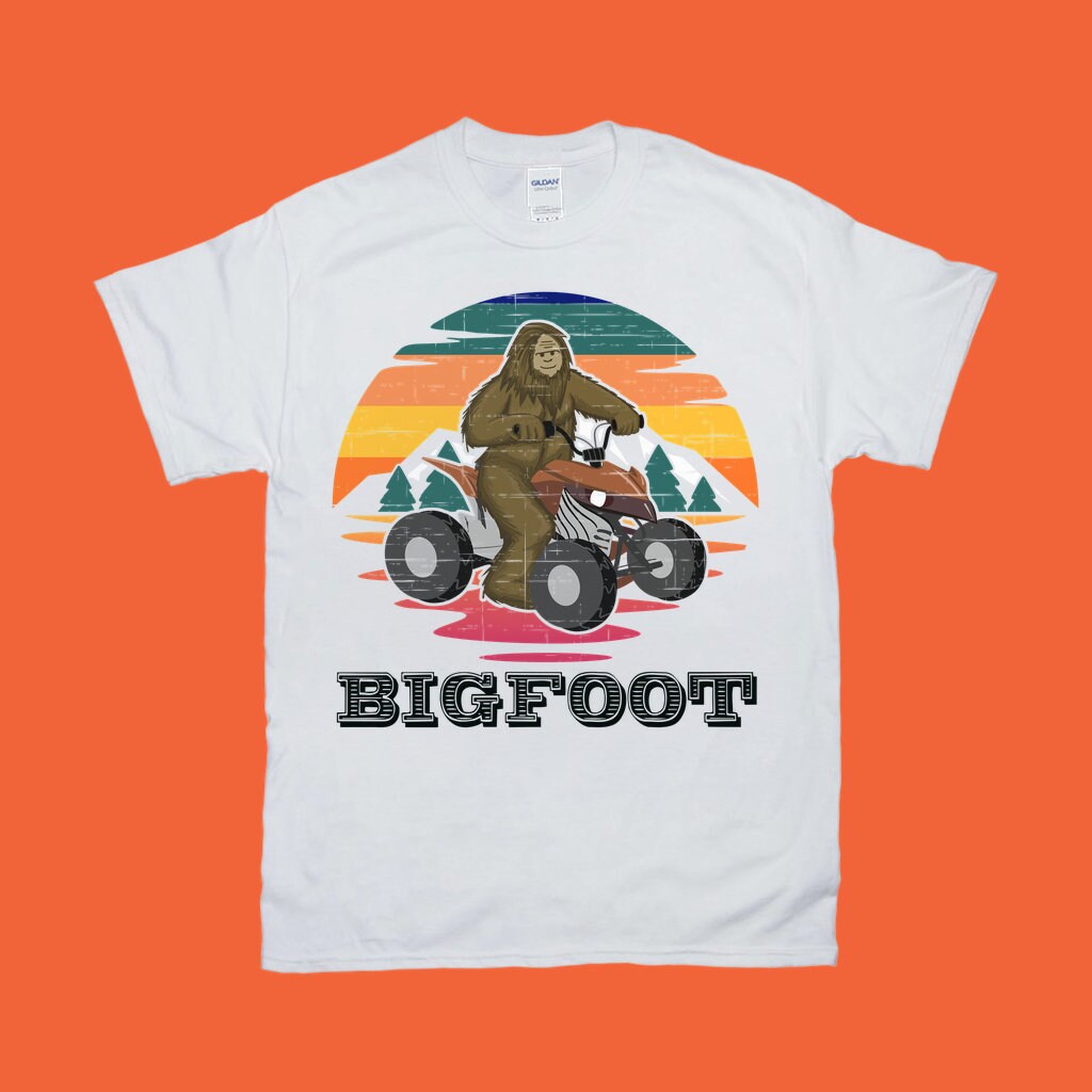 Bigfoot Atv Ride | Retro majice s kratkimi rokavi, darilo za štirikolesnike, darilo za štirikolesnike, majice za štirikolesnike, vožnjo s štirikolesniki, dirke za atv, darilo za štirikolesnike - plusminusco.com