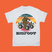 Bigfoot ATV Ride | Retro tričká, darček pre štvorkolky, štvorkolky, štvorkolky, jazda na štvorkolkách, pretekanie na štvorkolkách, darček na štvorkolky - plusminusco.com