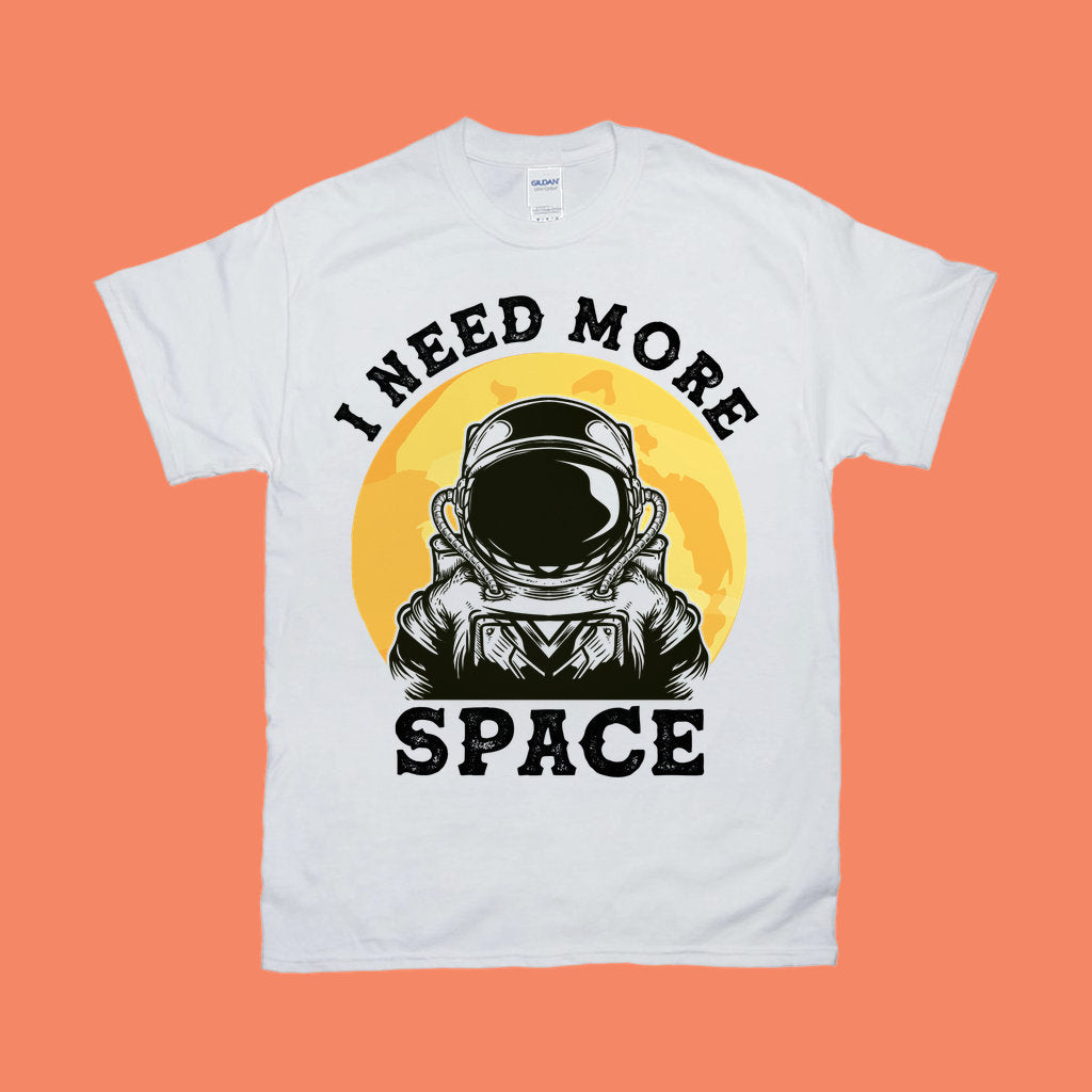 Tarvitsen lisää tilaa | Retro-T-paidat, Avaruuden rakastaja, Astronaut-paita, Sarkasmipaita, Lahja Astronautille, Astronomy-t, Retropaita, Nasa-paita - plusminusco.com