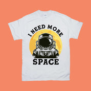 Preciso de mais espaço | Camisetas retrô, amante do espaço, camisa de astronauta, camisa de sarcasmo, presente para astronauta, camiseta de astronomia, camisa retrô, camisa da Nasa - plusminusco.com