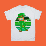T-shirt verde retrò tramonto mascherato dabbing leprechaun San Patrizio - plusminusco.com