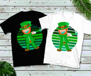 Zielone T-shirty z zamaskowanym, dabującym krasnoludkiem Dzień Świętego Patryka, retro zachód słońca - plusminusco.com