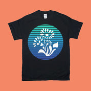 Bloem Blauw | Retro Sunset T-shirts, Botanisch T-shirt, Bloemenshirt, Vintage T, plantenshirt, botanische t, botanische t-shirt - plusminusco.com