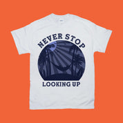 Camisa Never Stop Looking Up, camisetas retrô, camisa de férias, camiseta de rede, camisa relaxante, presente motivacional, camiseta inspiradora - plusminusco.com