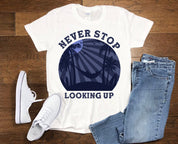 Never Stop Looking Up -paita, retro-T-paidat, lomapaita, riippumatto T-paita, rentouttava paita, motivoiva lahja, inspiroiva T-paita - plusminusco.com