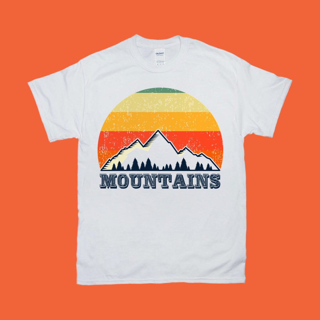 पर्वत | रेट्रो सनसेट टी-शर्ट, अपराजित लुका-छिपी विश्व चैंपियन बिगफुट शर्ट - प्लसमिनस्को.कॉम