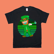 Maskierter tupfender Kobold St. Patrick's Day Grüne Retro-Sonnenuntergang-T-Shirts - plusminusco.com