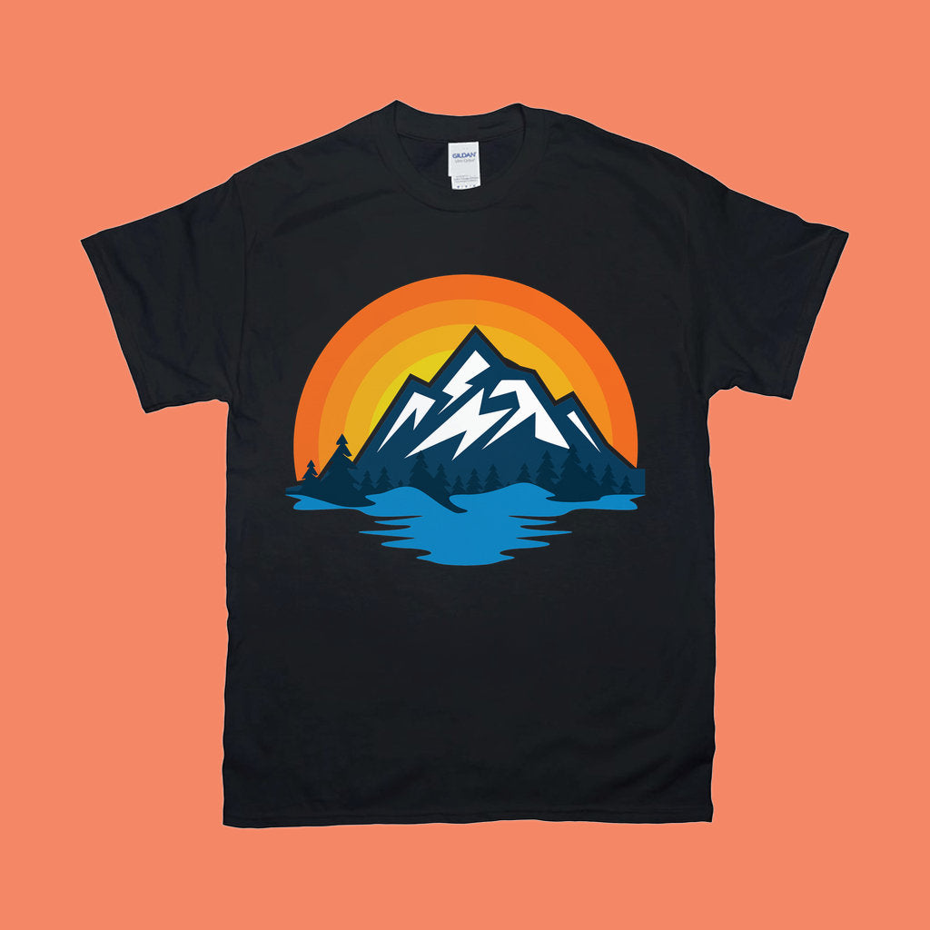 Jezioro Górskie Drzewa | T-shirty w stylu retro Sunset, wibracje w kabinie i dobre czasy - koszula kabinowa, życie w kabinie, koszule kabinowe, prezent kabinowy, koszulka kabinowa - plusminusco.com