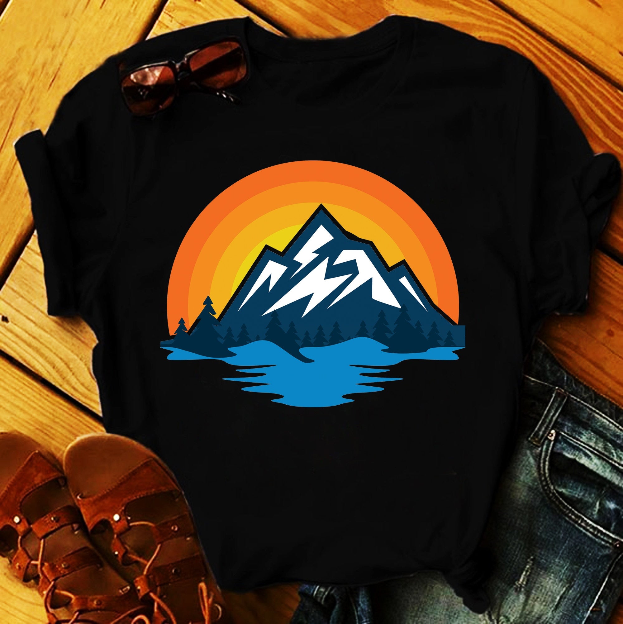 Lac des arbres de montagne | T-shirts rétro Sunset, Cabin Vibes & Good Times - Chemise de cabine, Vie de cabine, Chemises de cabine, Cadeau de cabine, Tee-shirt de cabine - plusminusco.com