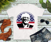 Non perdere mai il senso di indignazione | Bernie Sanders | Magliette con bandiera americana circolare - plusminusco.com