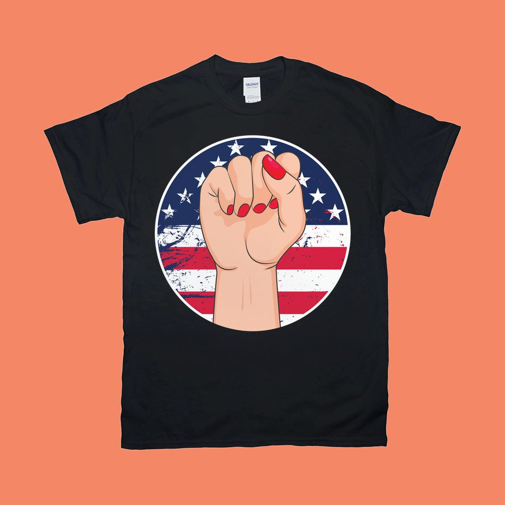 Pugno femminile Grunge, T-shirt con bandiera americana, Prima donna, Empowerment femminile, Camicia simbolo femminile, Movimento femminista, Camicia artistica femminismo - plusminusco.com