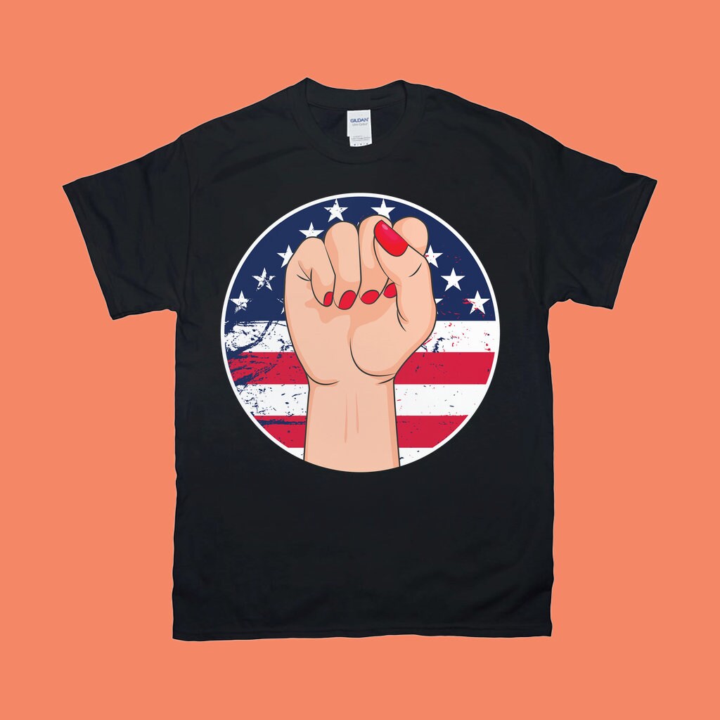 Grunge de punho feminino, camisetas com bandeira americana, feminino primeiro, empoderamento feminino, camisa com símbolo feminino, movimento feminista, camisa artística do feminismo - plusminusco.com