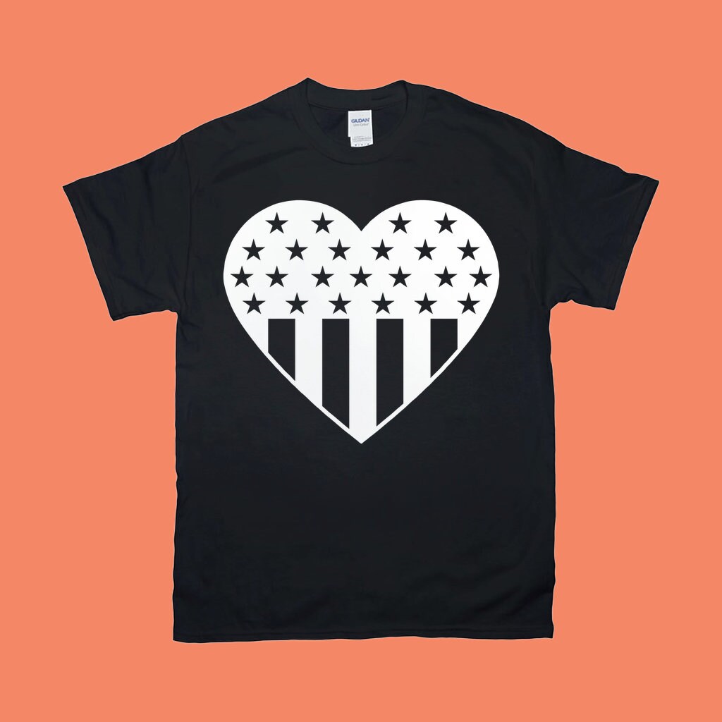 تي شيرت العلم الأمريكي على شكل قلب، تي شيرت على شكل قلب العلم الأمريكي، قميص الرابع من يوليو، علم القلب الوطني، قميص علم قلب الولايات المتحدة الأمريكية، قميص يوم الاستقلال - plusminusco.com
