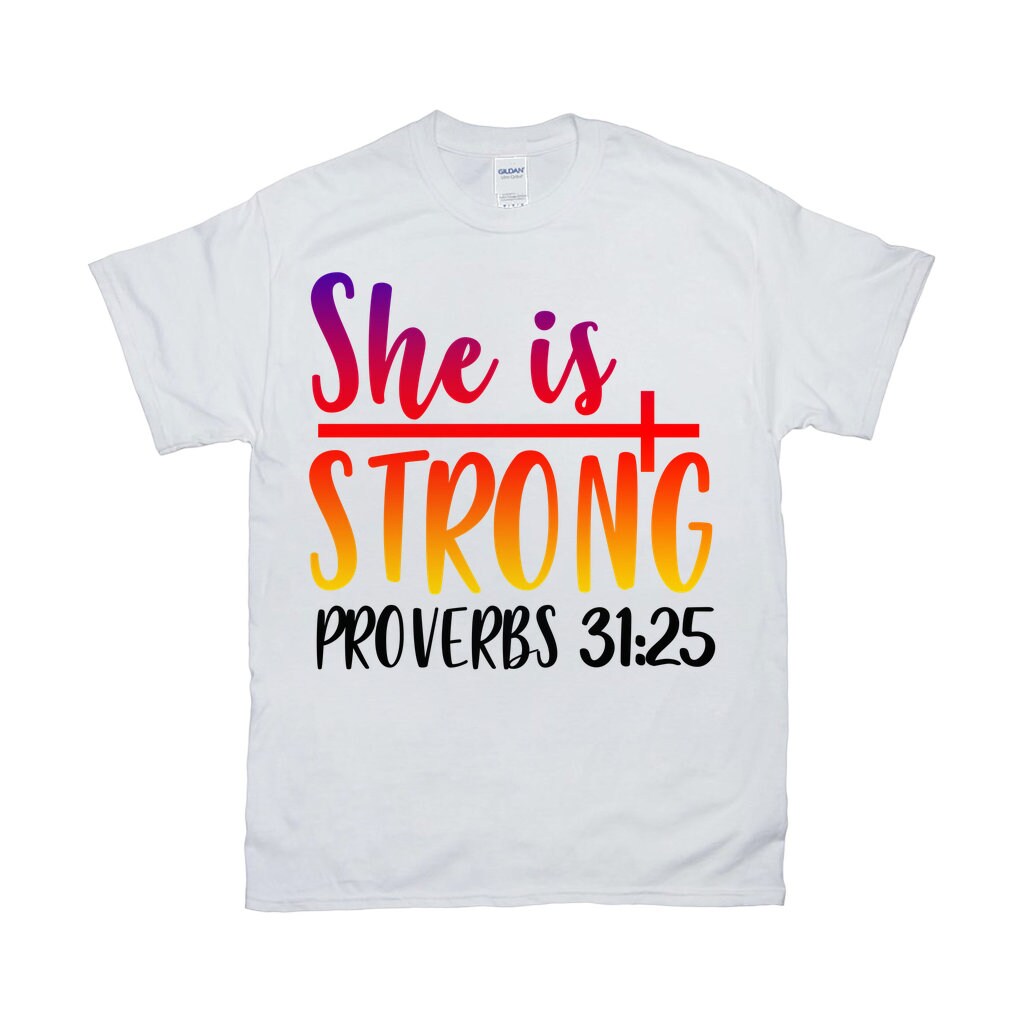 She is Strong Shirt, She Is Strong, Прыказкі, хрысціянскія кашулі, хрысціянская футболка, кашуля Ісуса, кашуля са Святым Пісаннем, Girl Power, моцныя жанчыны - plusminusco.com
