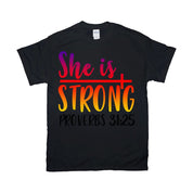 Ona je silná košeľa, Je silná, Príslovia, Kresťanské košele, Kresťanské tričko, Ježišova košeľa, Košeľa Písma, Dievčenská sila, Silné Ženy - plusminusco.com