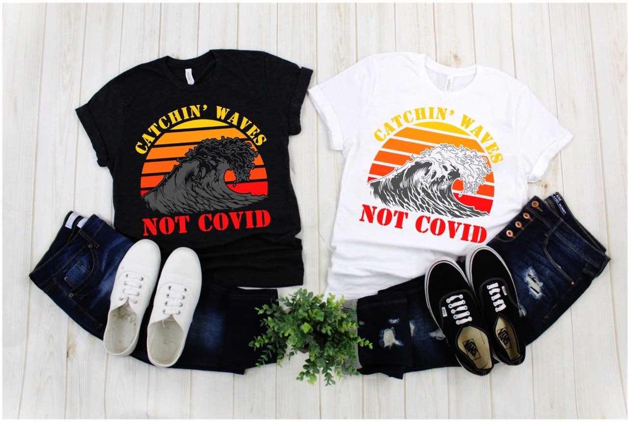 Catchin' Wave Not Covid | Retro trička Sunset, trička pro dobrodružství surfování, trička pro surfování, dárek pro milovníky surfování, dárky pro surfaře, trička pro surfaře, - plusminusco.com