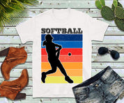 Vrouwelijke softbalspeelster | Retro zonsondergang T-shirts - plusminusco.com