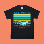 Todas as vibrações são bem-vindas aqui | | Retro Sunset Waves, todas as vibrações são bem-vindas, camiseta vintage / camiseta dos anos 70 / presente de atenção plena / tops hippie - plusminusco.com