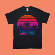 Vibrações de praia | Palmeira | T-shirt retros do por do sol, vida na ilha camiseta | Camisa de verão | Camisa de férias, aventura de primavera, presente de férias de primavera - plusminusco.com