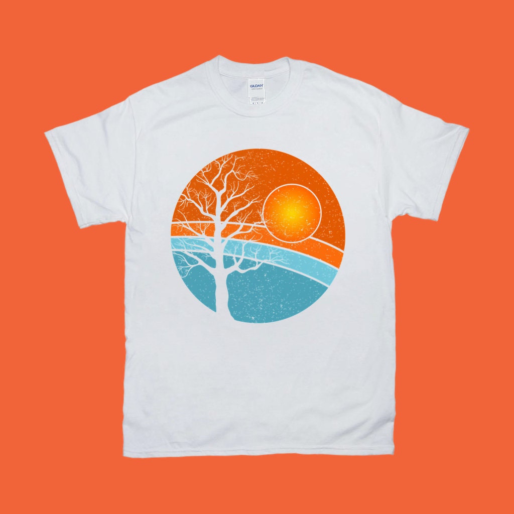 Koks | Retro saulrieta T-krekli, Retro Tree krekls | Ceļojumu piedzīvojumu koka krekls | Silueti krekls | Sērfotājs | Dāvana Viņam | Dāvana viņai — plusminusco.com