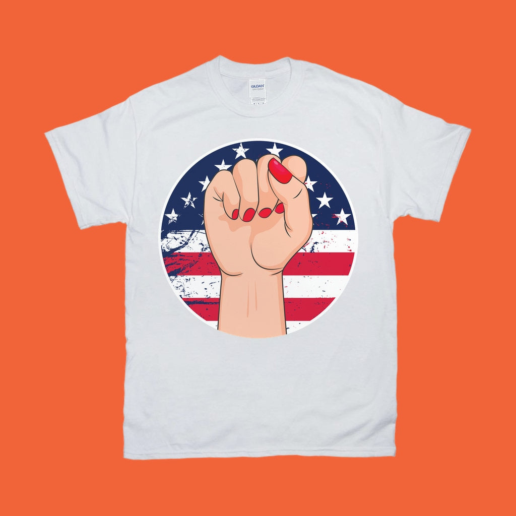 Female Fist Grunge, majice z ameriško zastavo, Female First, Girl Empowerment, Female Symbol Shirt, Feminist Movement, Feminism Art Shirt - plusminusco.com