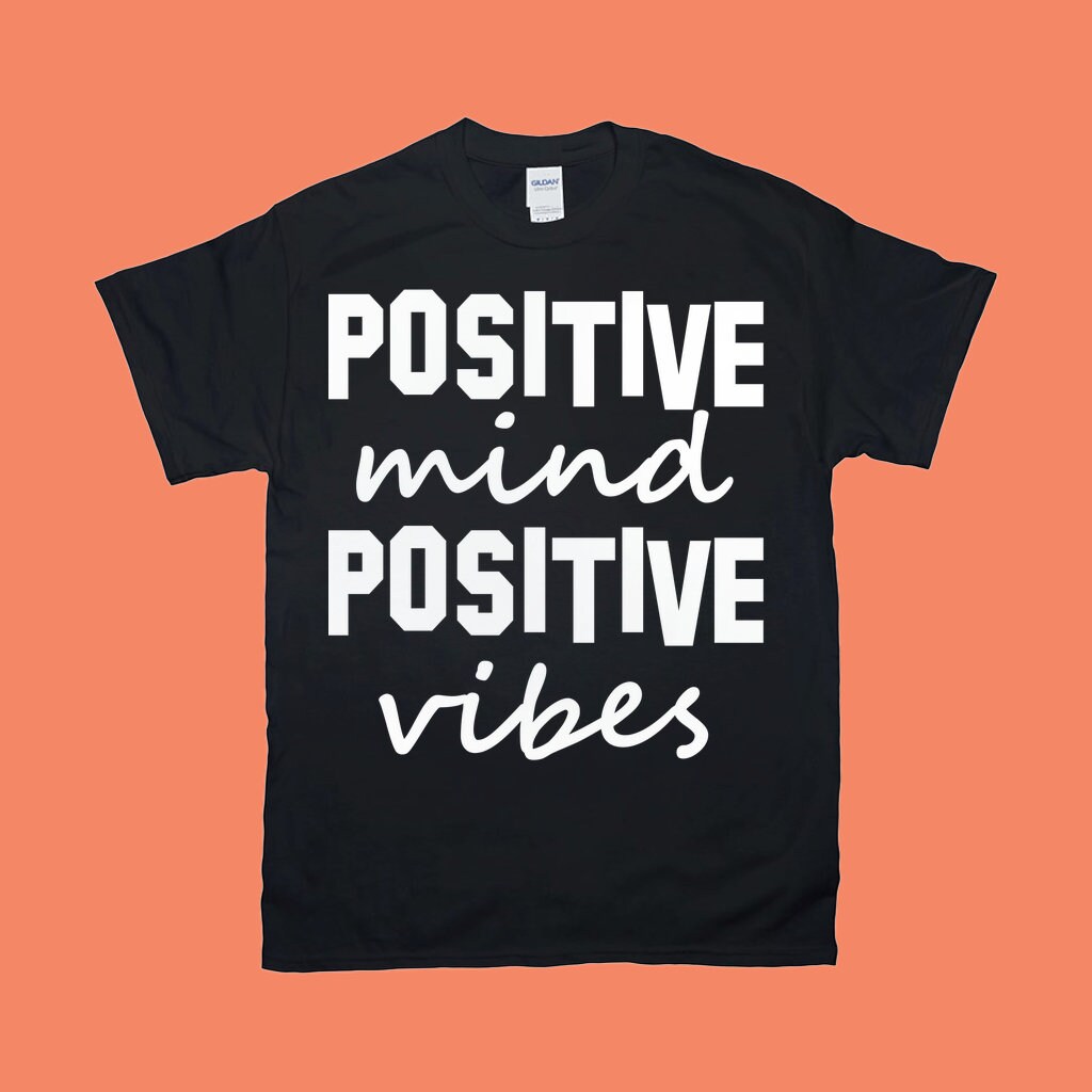 Pozitīvs prāts Pozitīvas vibrācijas | Melnbalts jogas T-krekls, T-krekls vīriešiem, T-krekls sievietēm, Joga, motivācija - plusminusco.com