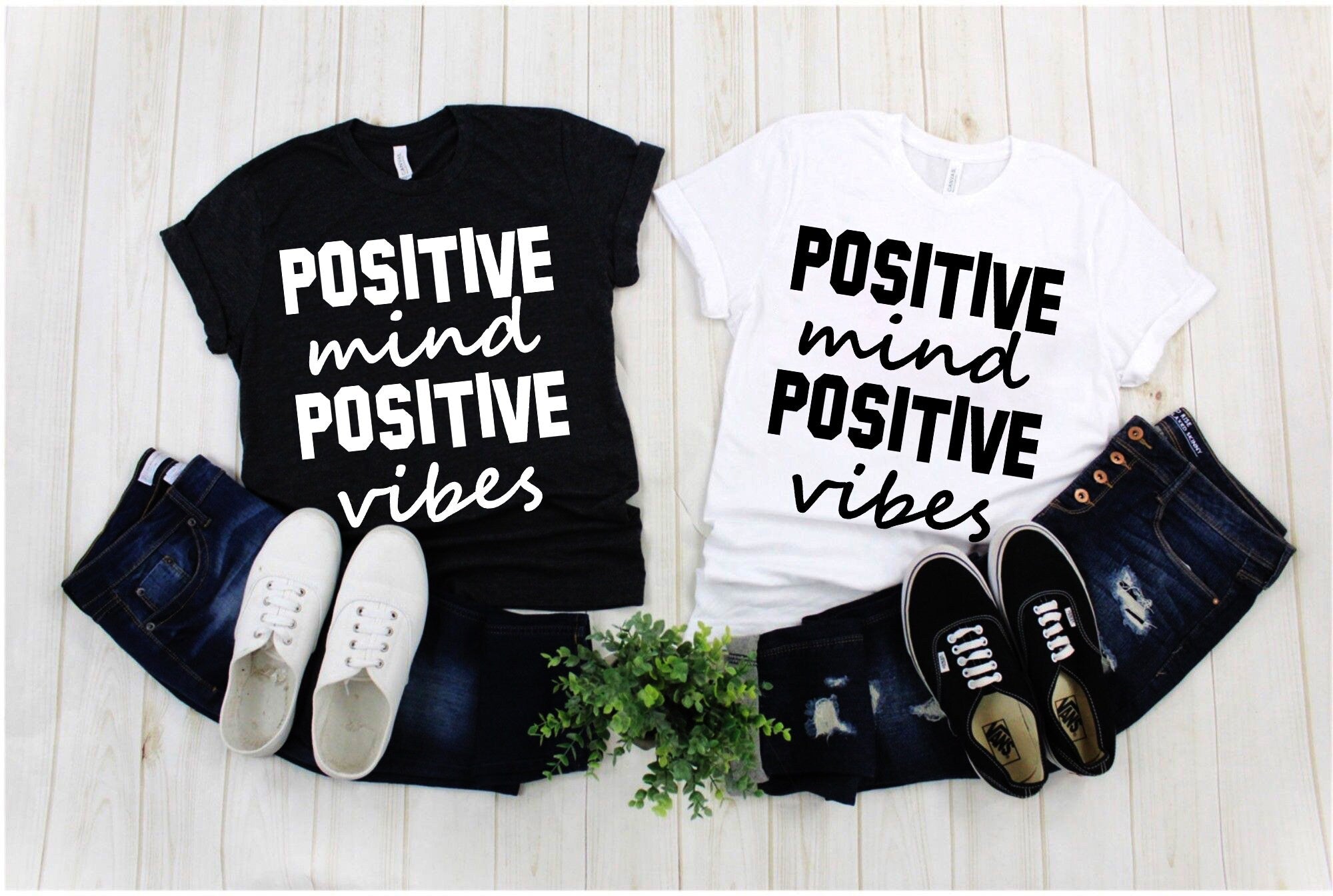 Positive Mind Positive Vibes | Svart og hvit Yoga T-skjorte, T-skjorte for menn, T-skjorte for kvinner, Yoga, Motivational - plusminusco.com