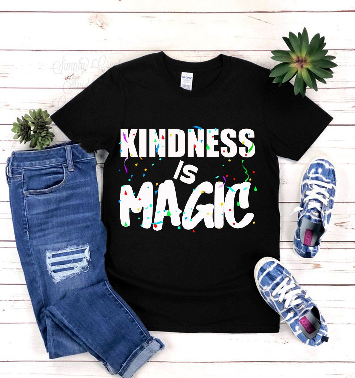 „Kindness Is Magic Black“ marškinėliai, „Kindness Is Magic“ marškinėliai, įkvepiantys marškinėliai, motyvuojantys marškiniai, „pozityvūs marškinėliai“, mieli marškinėliai moterims – plusminusco.com