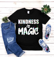 Černá trička Kindness Is Magic, Trička Kindness Is Magic, Inspirativní košile, Motivační košile, Pozitivní košile, Roztomilá košile pro ženy - plusminusco.com