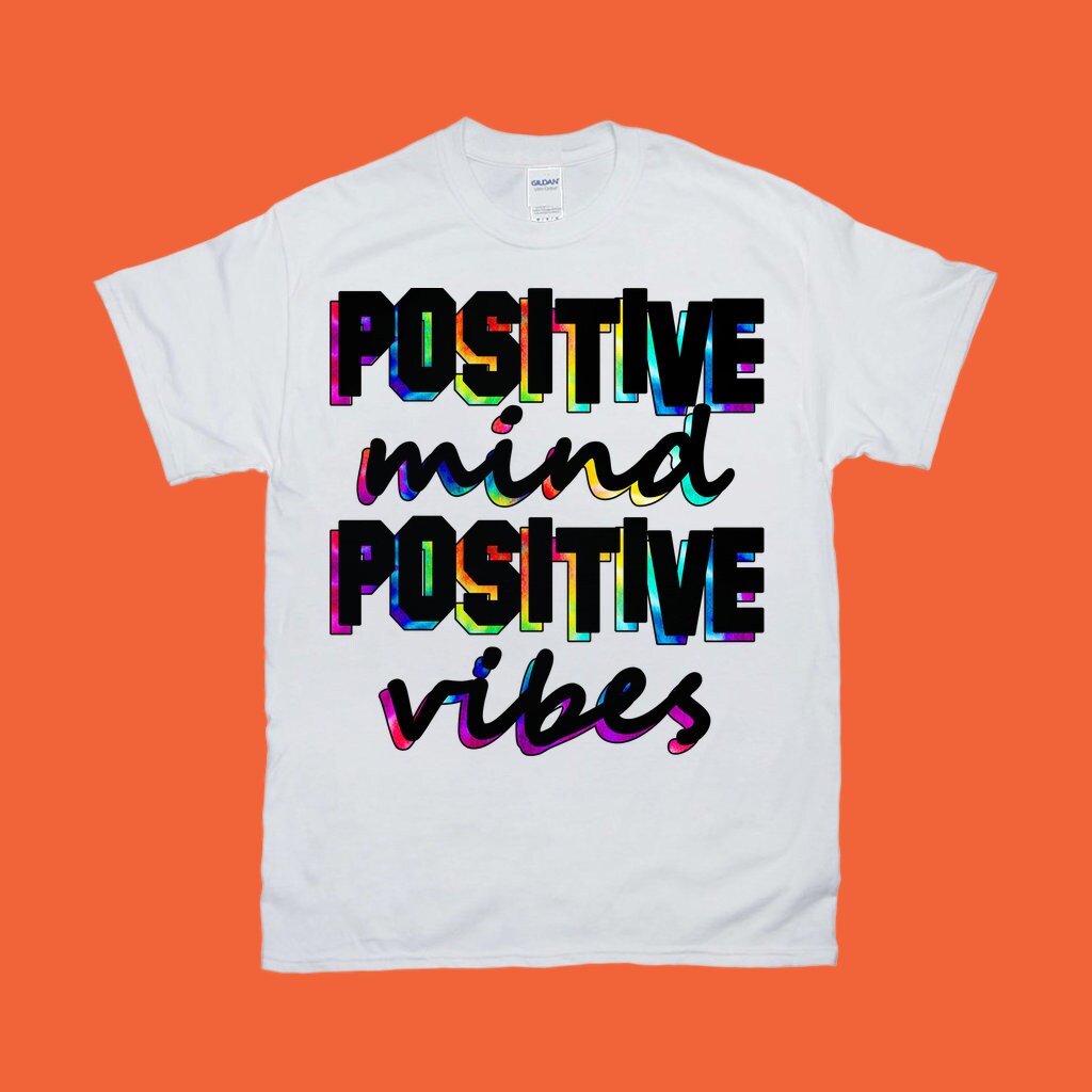 Mente Positiva Vibrações Positivas | Camisetas com estampa colorida, camiseta para ioga, camiseta para homens, camiseta para mulheres, ioga, motivacional - plusminusco.com