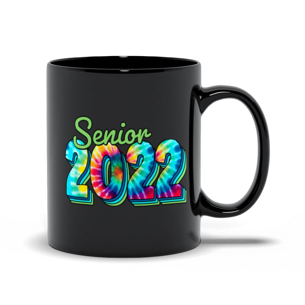 Senior 2022 Black Mugs Dye Spalvoti marškinėliai, 2022 m. absolventai, 2022 m. baigimas, 2022 m. vyresnioji klasė, baigimas - plusminusco.com
