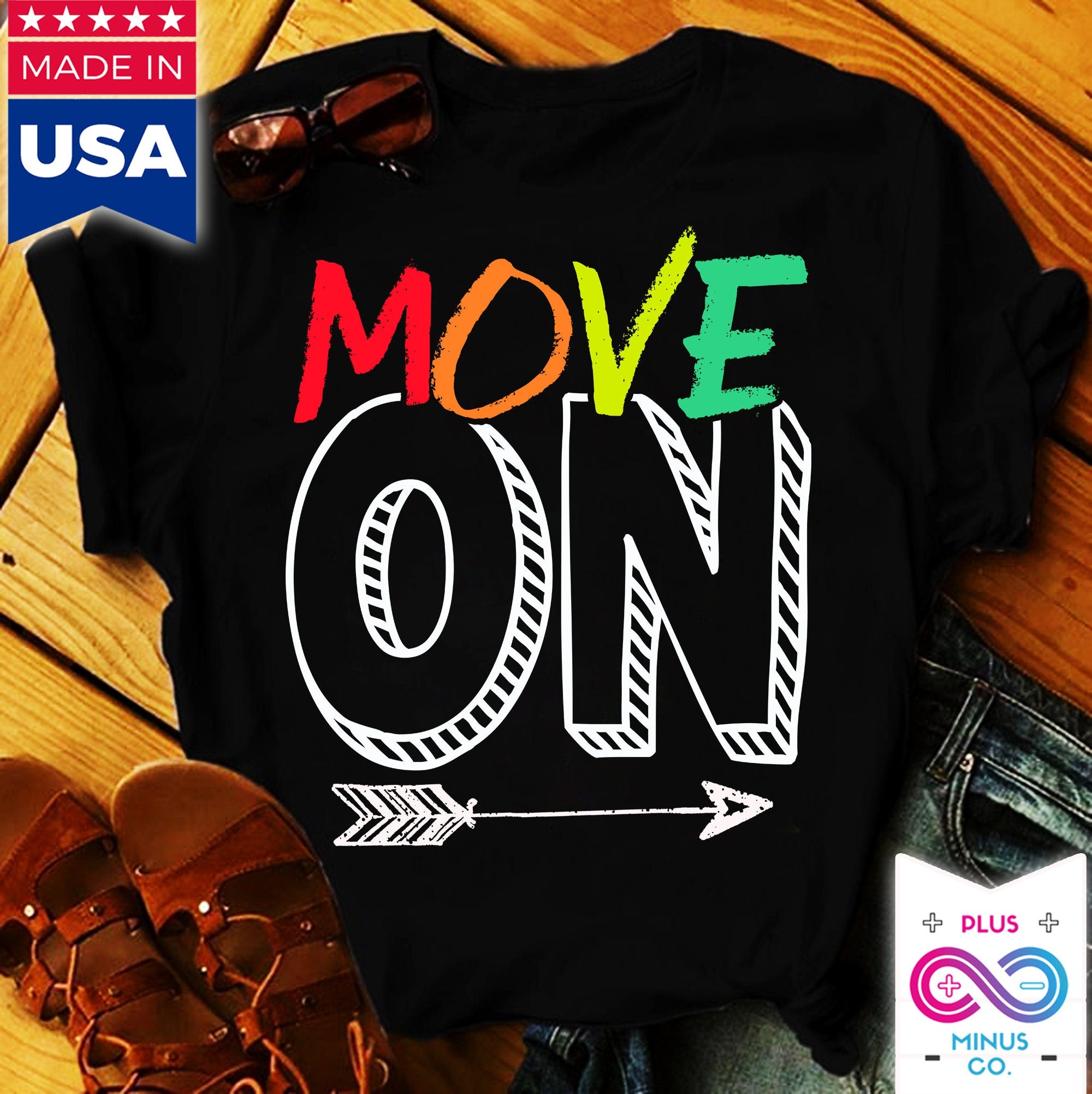 Move On T シャツ、Moving On シャツ、格言入りシャツ、面白い引用シャツ、モチベーションを高めるシャツ、インスピレーションを与える T シャツ、ポジティブ、Moving On - plusminusco.com