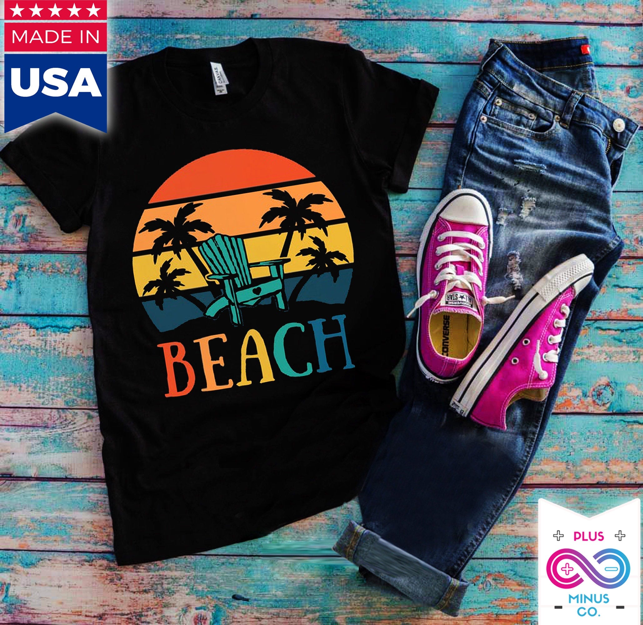 समुद्र तट कुर्सी ताड़ के पेड़ | रेट्रो सनसेट टी-शर्ट, आइलैंड लाइफ टी-शर्ट | ग्रीष्मकालीन शर्ट | वेकेशन शर्ट - प्लसमिनस्को.कॉम