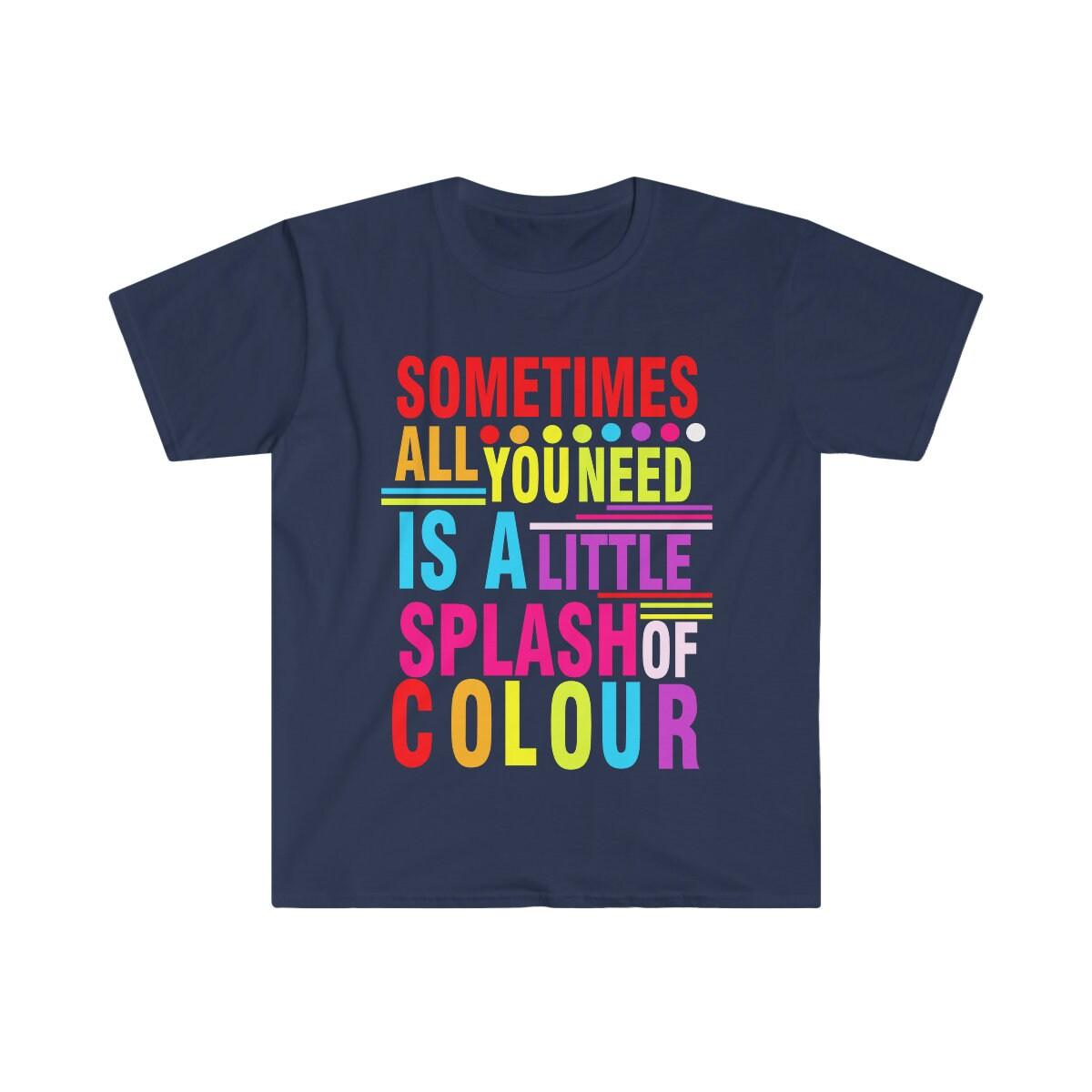 في بعض الأحيان، كل ما تحتاجه هو القليل من القميص الملون، والمشاعر الإيجابية، وقميص الرسم الملهم، والقميص الملون، وقميص الشاطئ الصيفي - plusminusco.com