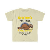 Juokingi fizikos juokelių tinginio marškinėliai, juokingi Niutono fizikos pokštai, pirmas įstatymas, miegančio žioplio dovana, mokslas, pokštas, miegančio tinginio marškinėliai - plusminusco.com