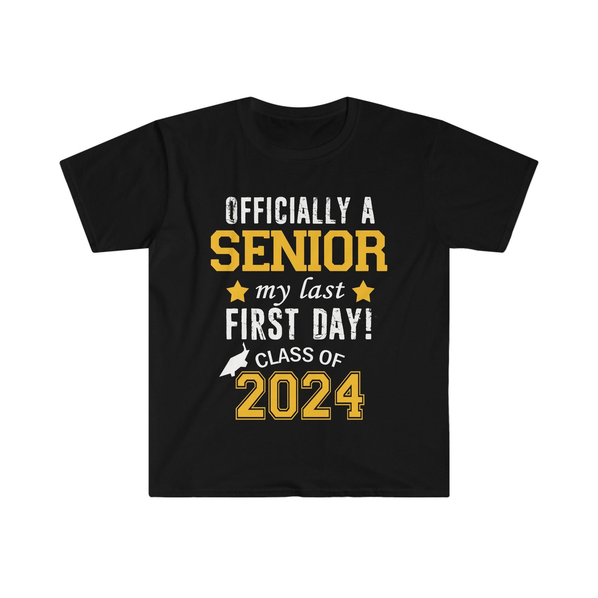 Oficialmente um sênior, minha última aula do primeiro dia de 2024, camisetas de volta às aulas, meninas do último ano de 2024, camisa de formatura do último ano de 2024, sênior engraçado - plusminusco.com