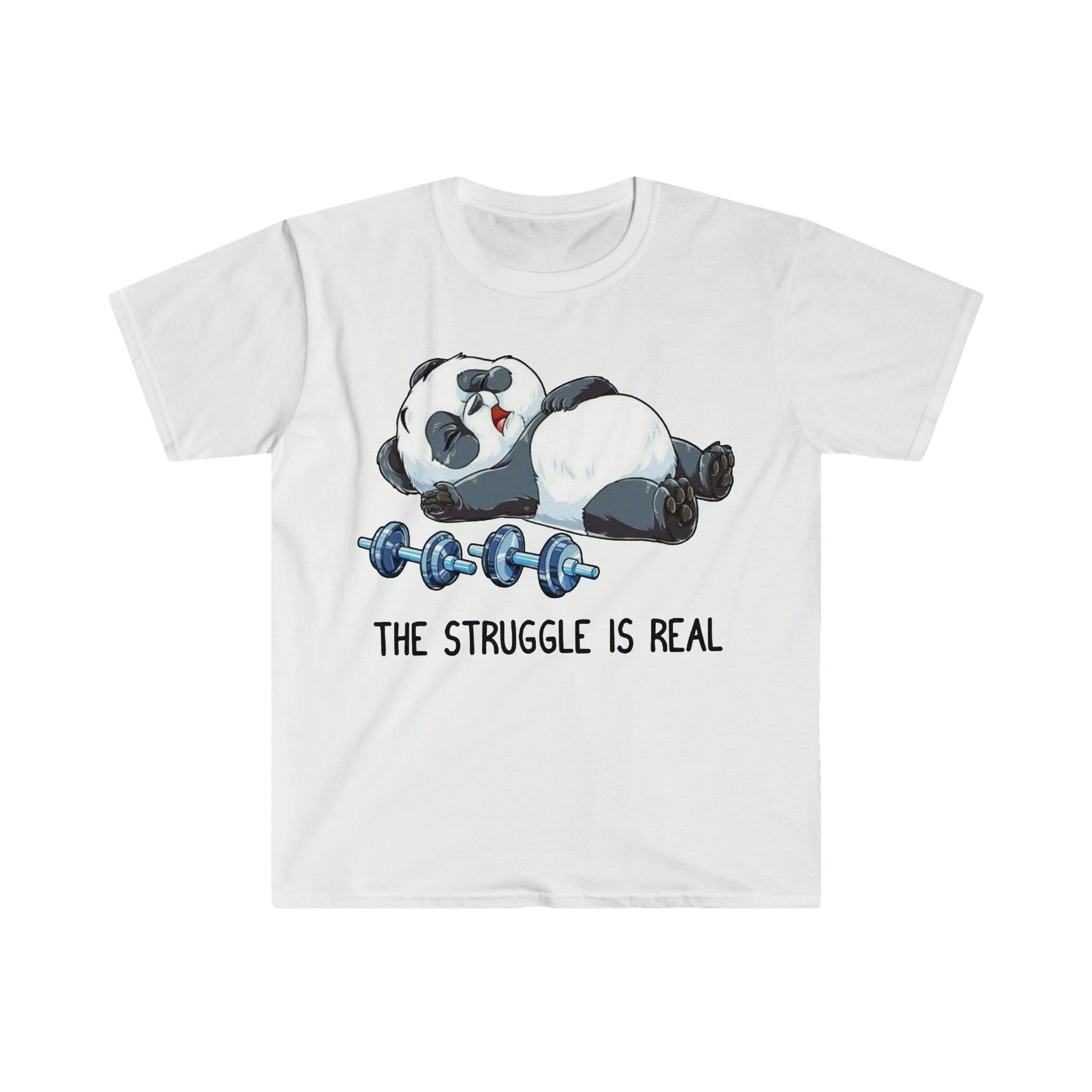 The Struggle Is Real Panda Trička na vzpírání, Vzpírání Fitness Gym Legrační tričko, Workout Shirt ,Fitness Tričko Beast mode Weight, Fitness funny, Fitness Gym, Fitness tričko, vtipné sarkastické gymn, Legrační tričko, gymnastické tričko na cvičení, panda boj, boj je skutečný, tričko, trička, vzpírání, panda na vzpírání, triko na vzpírání, triko na cvičení - plusminusco.com