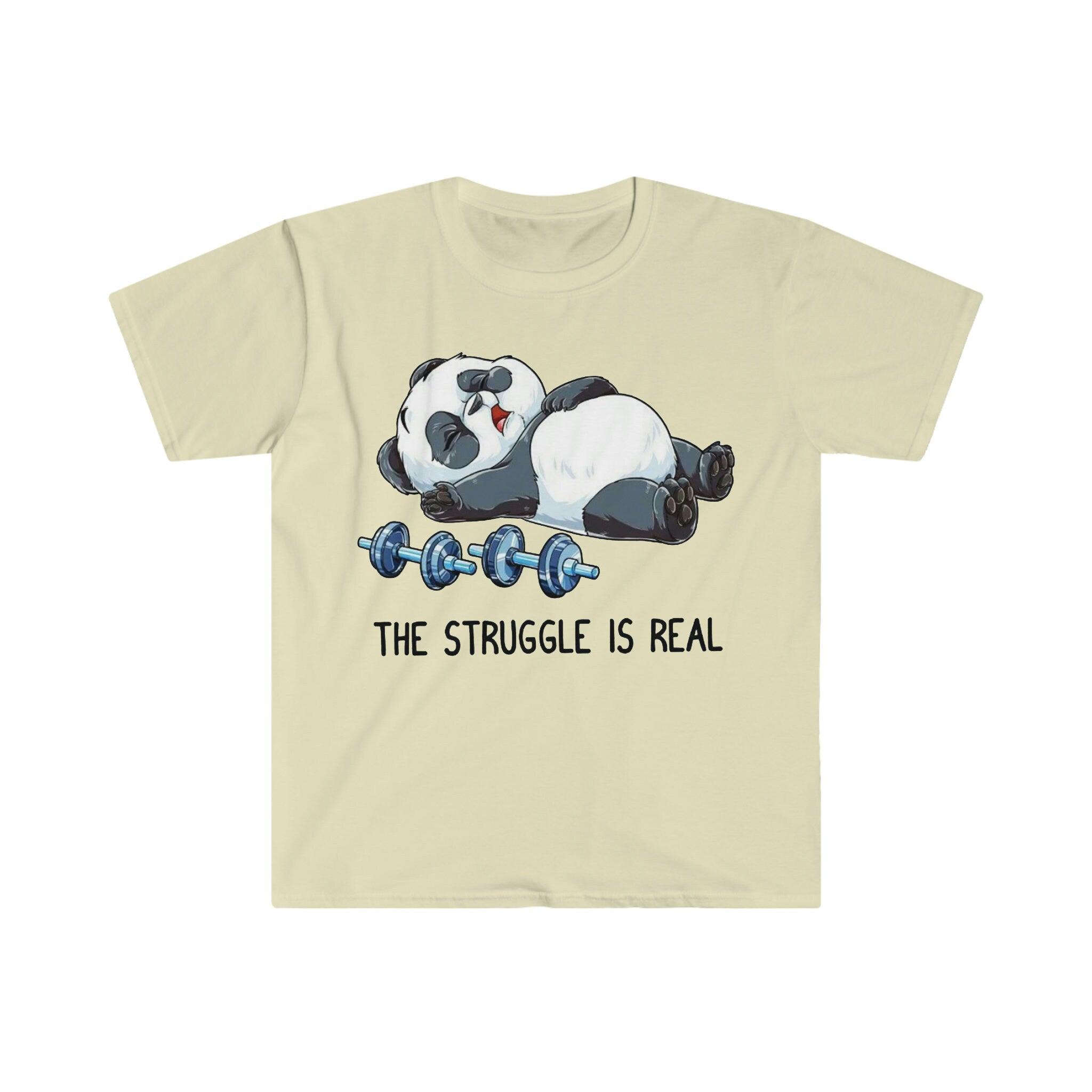 The Struggle Is Real Panda Тениски за вдигане на тежести, забавна тениска за фитнес зала за вдигане на тежести, тениска за тренировки, тениска за фитнес, тегло в режим на звяр, фитнес забавно, фитнес зала, фитнес тениска, забавна саркастична гимнастика, забавна тениска, тениска за фитнес упражнения, панда борба, борбата е истинска, тениска, тениски, вдигане на тежести, панда за вдигане на тежести, тениска за вдигане на тежести, тениска за тренировка - plusminusco.com