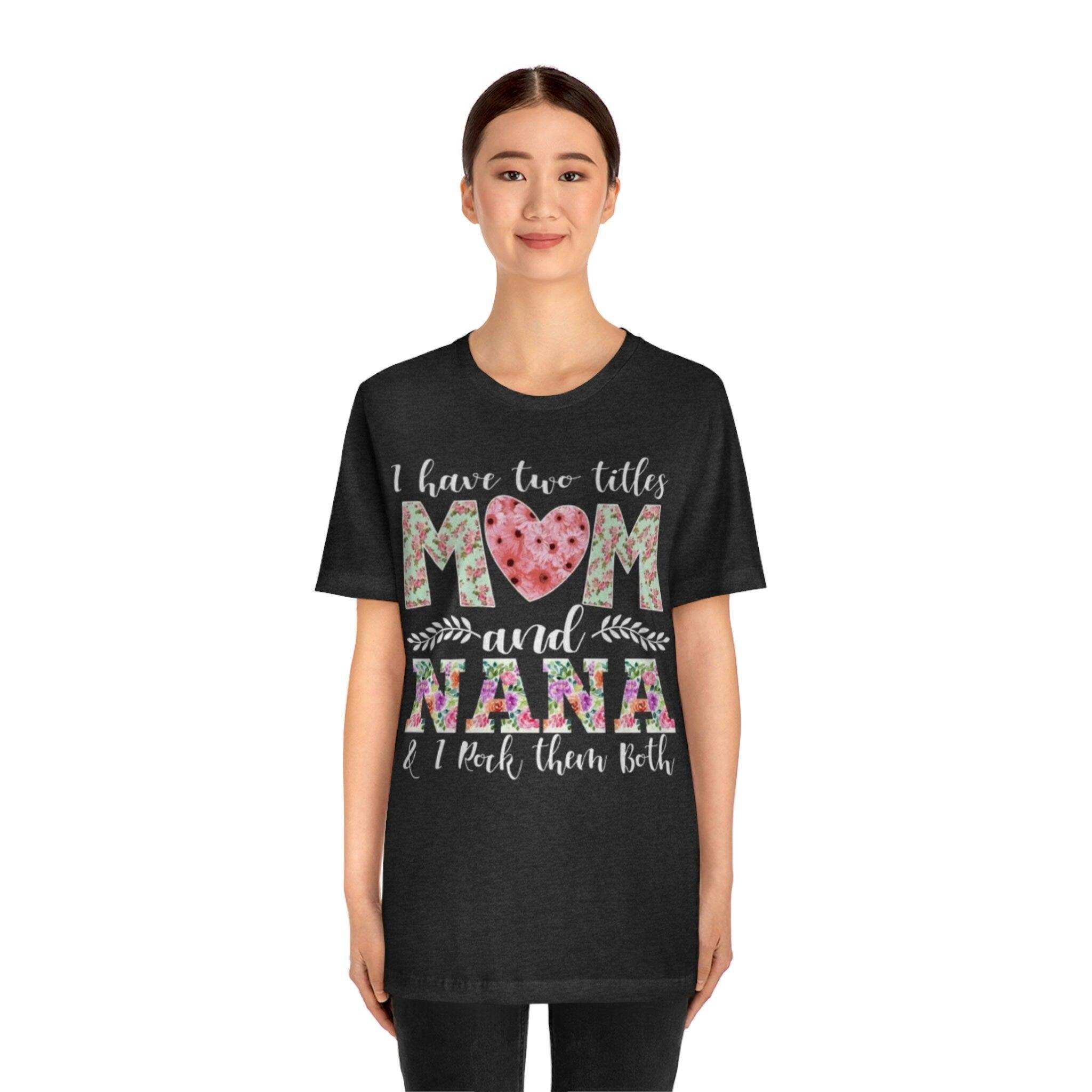 Eu tenho dois títulos, mamãe e Nana e eu arraso os dois, mãe, avó, camiseta, presente de dia das mães - plusminusco.com