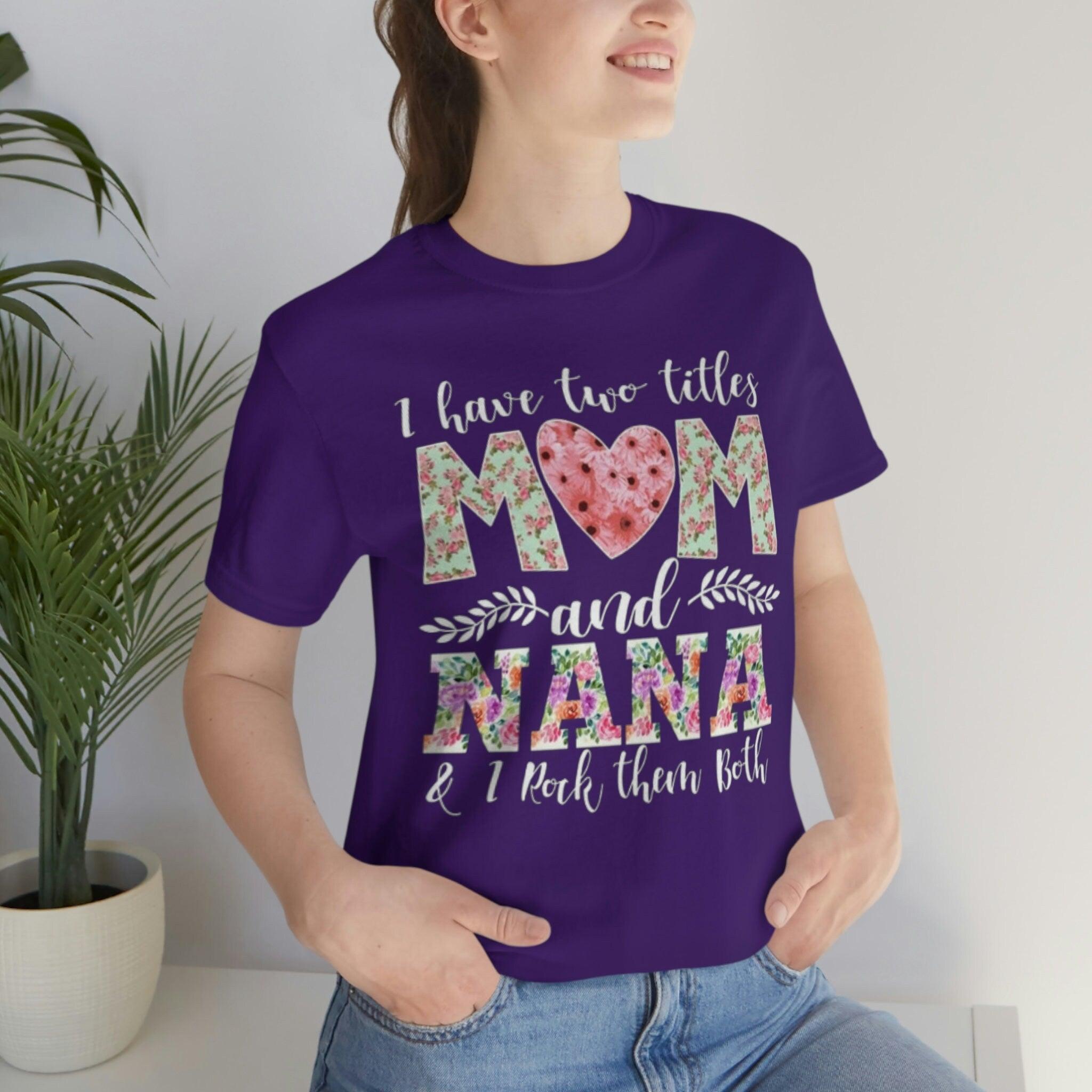 İki Başlığım Var Anne ve Nana ve İkisini de Sallarım Anne Büyükanne Tshirt Anneler Günü Hediyesi Gömlek - plusminusco.com