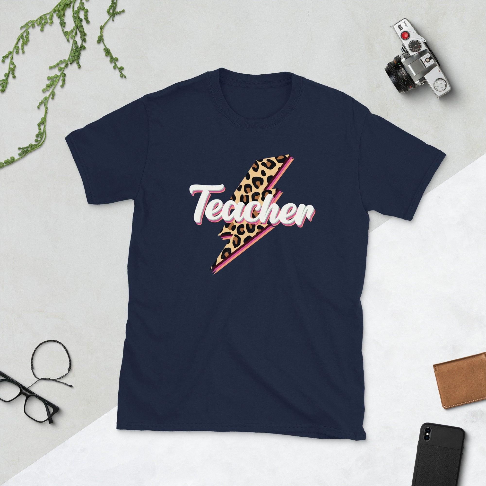 Retro Groovy Hippies učiteľ Späť do školy Vtipné darčekové tričko - plusminusco.com