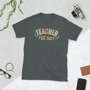 Teacher Est 2022, uute õpetajate esimese koolipäeva kingitud T-särk, õpetaja elu uue õpetaja T-särk – plusminusco.com