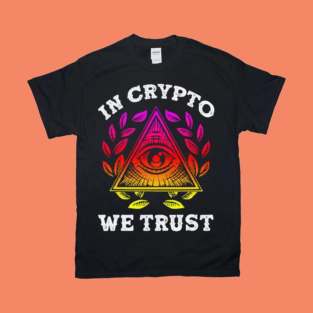 Crypto We Trust marškinėliai, kriptovaliutos marškinėliai, Bitcoin dovana, kriptovaliutos marškinėliai, dovana jam, dovana vyrams, vyriški marškinėliai - plusminusco.com